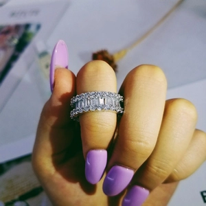Vue détaillée d'une bague argentée à trois rangées de zircons baguette et ronds