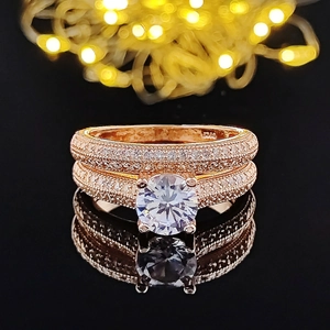 Primer plano de conjunto de anillos en oro rosa con circonitas y sello plata 925