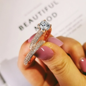 Vista macro detallada del conjunto de anillos de boda en oro rosa con pavé de circonitas