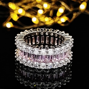 Bague éternité luxe à trois rangs avec pierres roses et zircons blancs étincelants