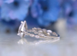 Detalle macro de conjunto de anillos de circón en forma de pera y banda marquise