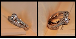 Primer plano de conjunto de anillos de boda de plata con circonitas micro-pavimentadas
