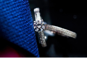 Primer plano de conjunto de anillos de boda con piedra redonda y pavé de circonitas