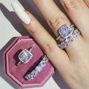 Ensemble de bagues argentées avec pierre carrée et anneau pavé en écrin rose