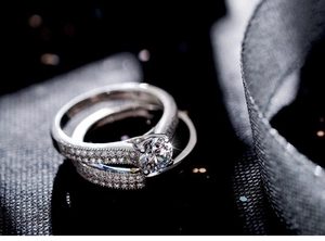 Vista macro del conjunto de anillos de boda de plata con diamante redondo y pavé