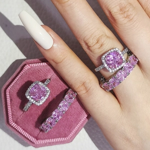 Ensemble de bagues de luxe avec pierre rose carrée et anneau d'éternité dans un coffret rose