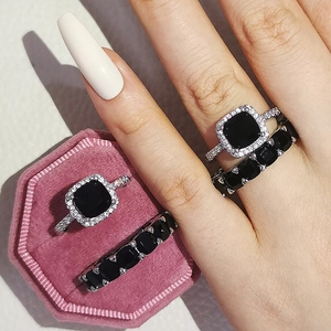 Ensemble de bagues de luxe avec pierre précieuse noire carrée et anneau diamants assorti