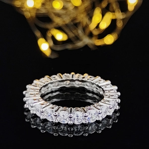 Luxuriöser 3mm Eternity Ring mit runden Zirkonia auf einem schwarzen Spiegelhintergrund