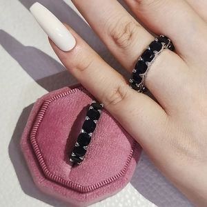Détail de bagues de fiançailles de luxe serties de zircons noirs sur monture argent