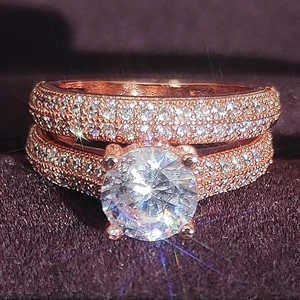 Set de anillos de novia en oro rosa con circonitas micro-pavé y piedra solitaria