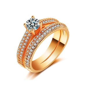 Set de anillos de circón con solitario de compromiso y alianza de boda en tono dorado