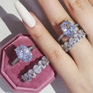 Élégant ensemble de bagues 2-en-1 en argent avec zircone ovale et boîte rose