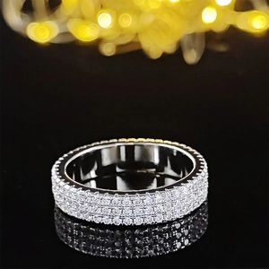 Anillo de eternidad en plata pulida con tres filas de brillantes cristales micro-pave