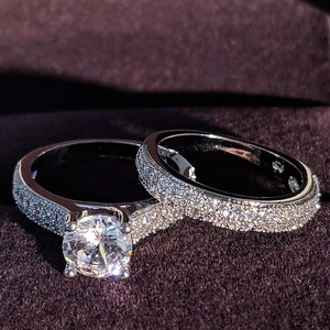 Set de anillos de boda de plata con circonitas micro-pave sobre terciopelo