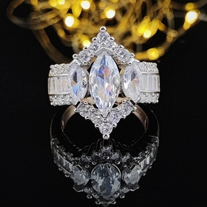 Macro-opname van een marquise diamanten ring met halo-zetting op een reflecterend vlak
