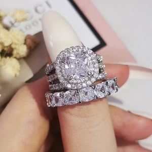 Vue macro d'un ensemble de bagues de mariage en argent avec pierre de coupe carrée
