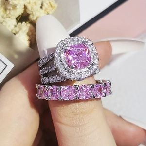 Gros plan d'un ensemble de bagues en pierre rose carrée avec des accents de zircon brillants