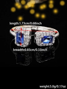 Detailansicht eines silbernen Rings mit blauen Steinen und genauen Größenangaben