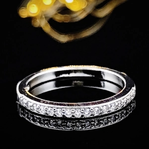 Eleganter silberner Eternity-Ring mit Zirkonia-Besatz auf reflektierendem Hintergrund