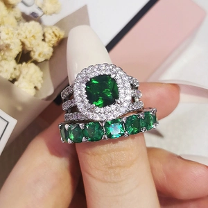 Détail de la bague en émeraude avec des diamants étincelants et une bande en argent