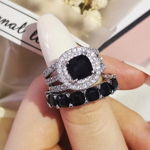 Vue macro d'un ensemble de bagues avec pierre noire taille coussin et détails pavés de diamants