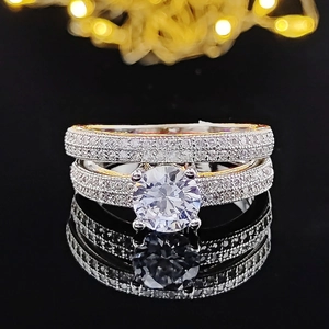 Elegante conjunto de anillos bicolor con cristal redondo y pavé de diamantes con reflejo