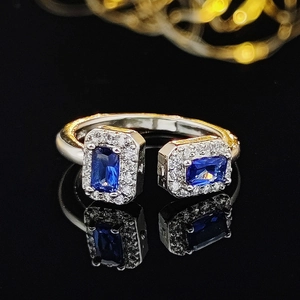 Makro-Detail eines luxuriösen Rings mit blauen rechteckigen Steinen und Kristallen