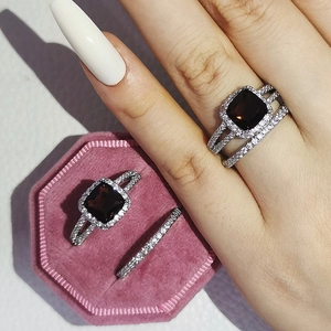 Detalle macro del conjunto de anillos de circón marrón y caja de joyería de terciopelo