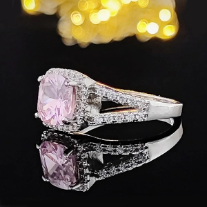Dettaglio anello in argento con grande pietra rosa taglio cushion e piccoli diamanti