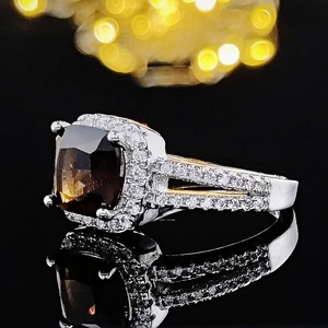 Macro di anello con gemma quadrata scura e gambo a doppia fascia con pavé di diamanti