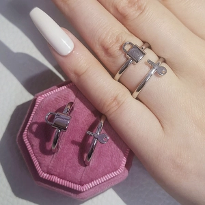Minimalistische zilveren ringenset voor koppels met slot- en sleutelhangers in doosje