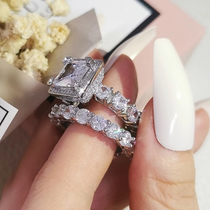 Détail de l'ensemble de bagues avec cristal taille émeraude et pavé en finition argent