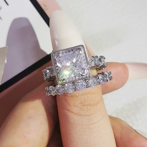 Macro de l'ensemble de bagues émeraude taille princesse avec détails pavés argentés