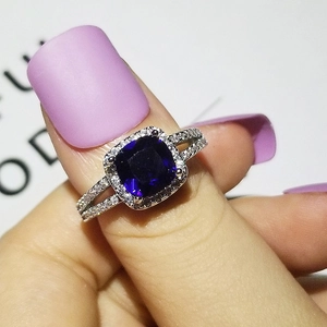 Dettaglio ravvicinato di un anello con zaffiro blu quadrato e pavé di zirconi