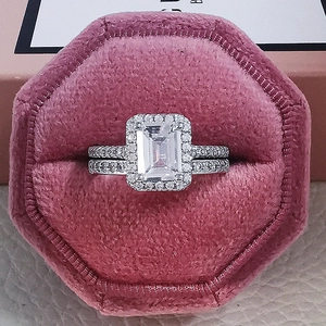 Lujoso anillo de compromiso corte esmeralda con doble banda pavé en caja de terciopelo