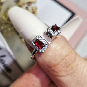 Detailansicht eines silbernen Rings mit rechteckigem rotem Zirkonia und Mikro-Pavé-Besatz