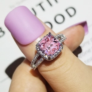 Macro di anello in argento con gemma rosa taglio cushion e castone con diamanti pavé