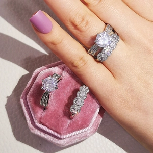 Lujoso set de anillos de compromiso con diamantes en caja de terciopelo rosa brillante