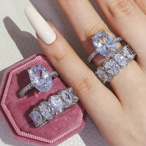 Ensemble de bagues à diamant ovale étincelant avec boîte à bijoux en velours rose
