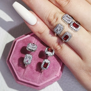 Unregelmäßige silberne Ringe mit roten und weißen Zirkonia in rosa Schmuckkästchen