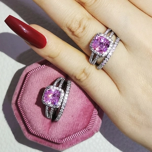 Conjunto de anillos de lujo con circón rosa de corte cojín y banda plateada elegante