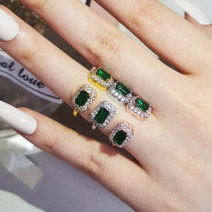 Details von Smaragdschliff-Ringen in Gold Silber und Roségold mit grünen Edelsteinen