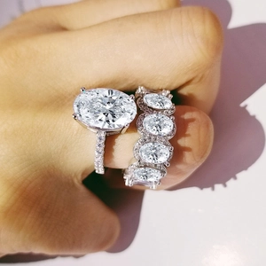 Détail de bagues superposées en argent avec pierre principale taille émeraude et pavé