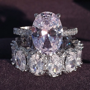 Élégant ensemble de deux bagues argentées avec cristal ovale et détails en pavé