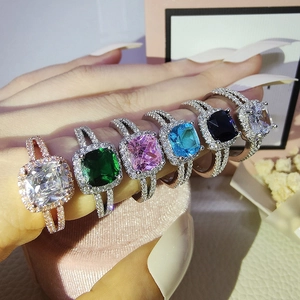 Lussuosi anelli con gemma quadrata halo e gambo diviso in vari colori vivaci