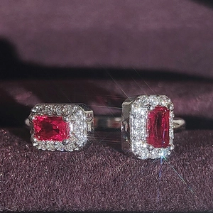 Makrodetail aus silbernem verstellbarem Ring mit roten Edelsteinen und Halo-Kristallen