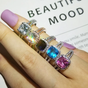 Lussuosi anelli con pietre preziose taglio cushion con montatura halo e pave doppio