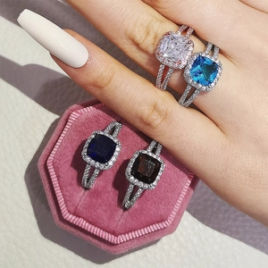 Anelli di lusso con pietre quadrate in argento e oro rosa con pavé di zirconi