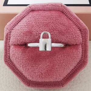 Zilveren hangslotring gepresenteerd in een roze fluwelen achthoekige juwelendoos