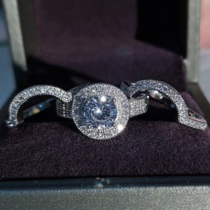 Makroaufnahme von Silberring-Set mit rundem Brillantschliff in einer lila Schmuckschatulle